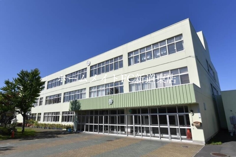 小学校　札幌市立栄緑小学校（小学校）まで413m