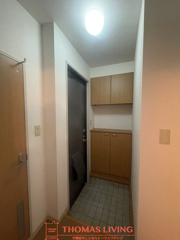 玄関　来客の際にリビングの様子を隠せます。