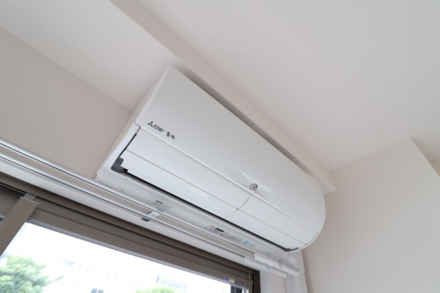 その他設備　リビングのエアコン　洋室にもエアコン付いてますよ