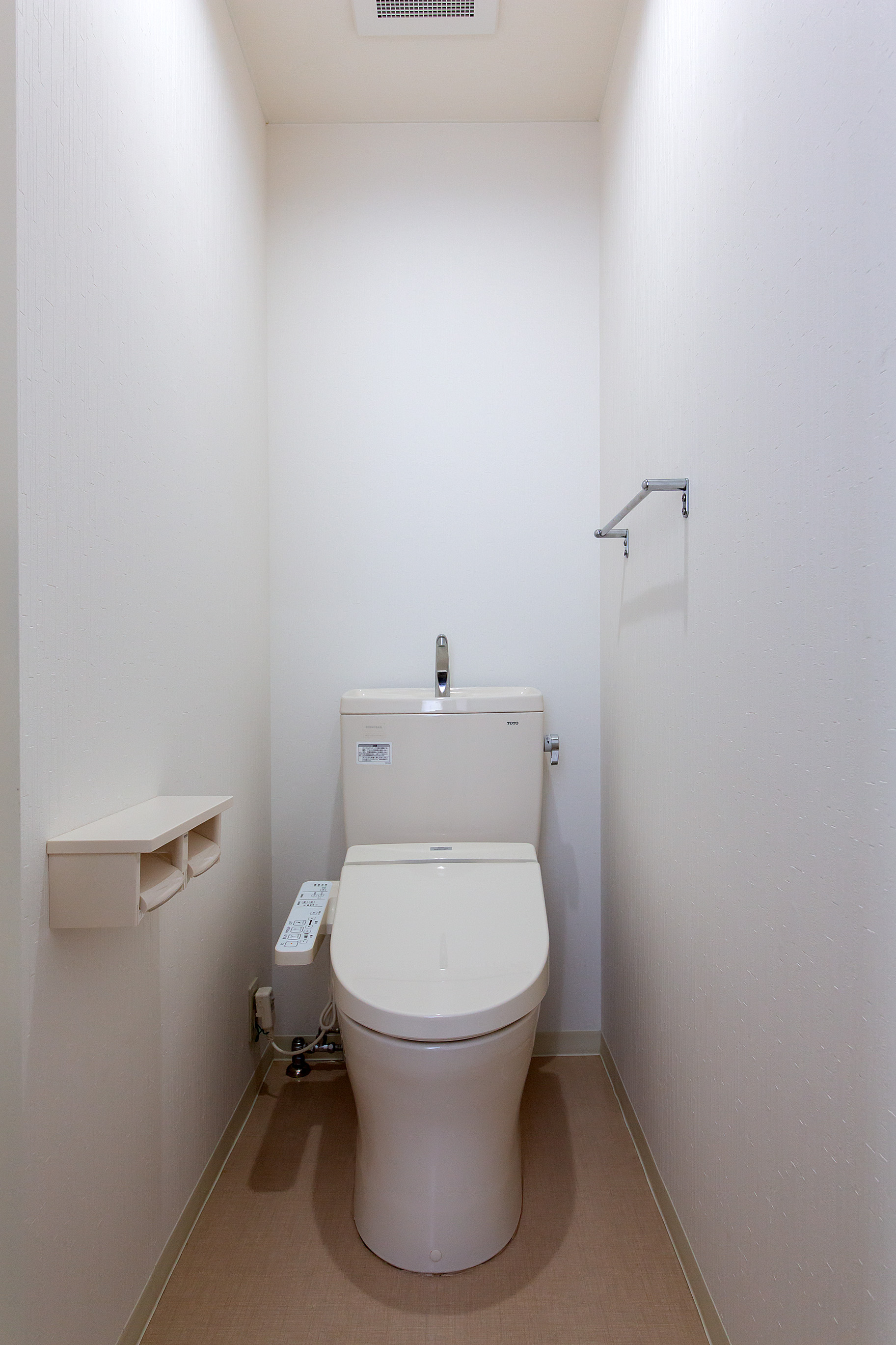 トイレ　室内には収納有