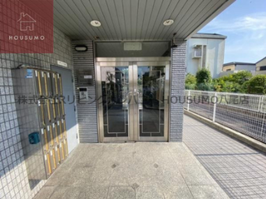 エントランス　落ち着いたエントランスです