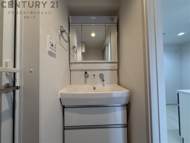 洗面設備　ゆったりとスペースのある洗面所