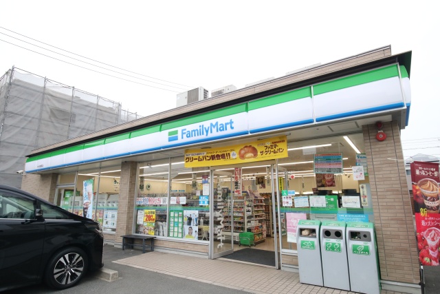 コンビニ　ファミリーマート　中川松葉町店（コンビニ）まで498m