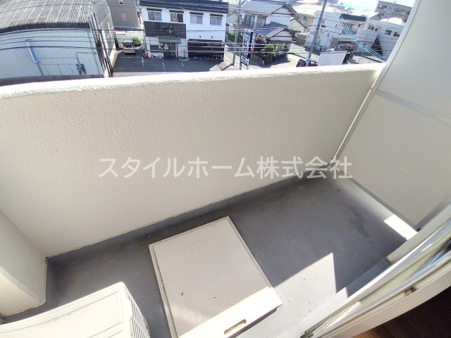 バルコニー　暖かな日差しのふりそそぐバルコニー