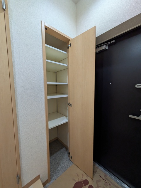 玄関　下駄箱があり靴が収納できます
