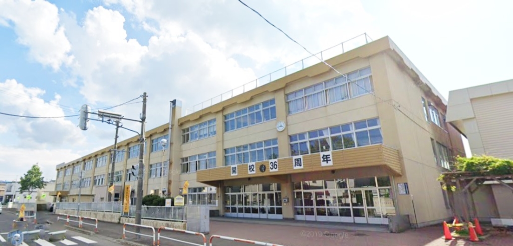小学校　札幌市立小学校 清田緑小学校（小学校）まで857m