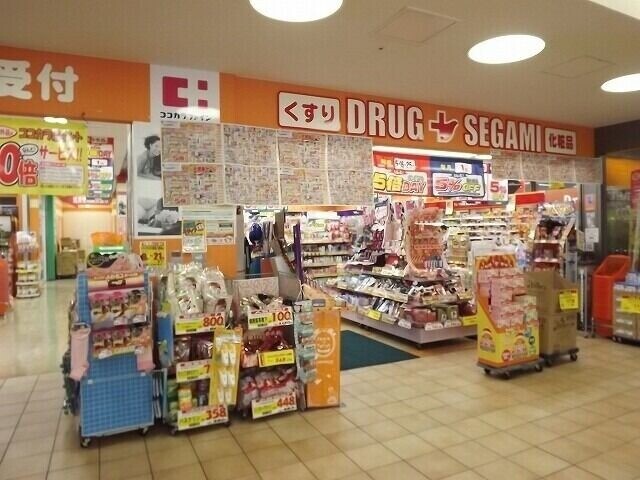 ドラックストア　ドラッグセガミ阪急三国店（ドラッグストア）まで389m