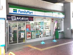 コンビニ　ファミリーマート 南海湊駅前店（コンビニ）まで585m
