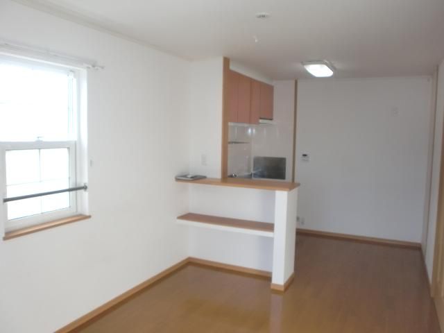 居室・リビング　角部屋なので窓もあって明るいです