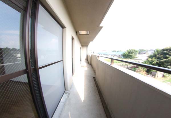 バルコニー　暖かな日差しのふりそそぐバルコニー