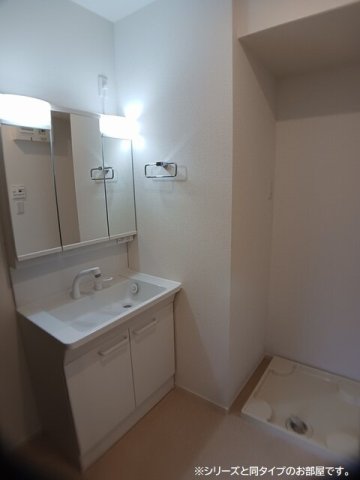 洗面設備　明るい洗面所です