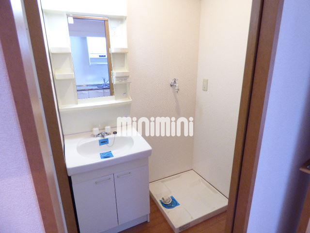 洗面設備　脱衣所です。独立洗面台があってうれしいですね