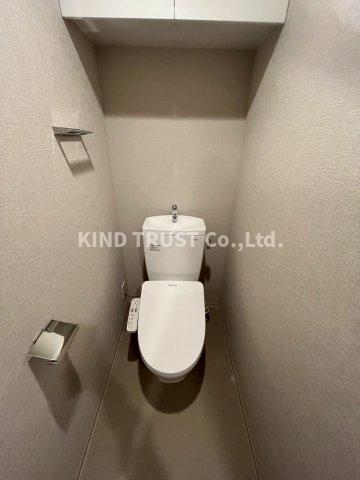 トイレ　落ち着いた色調のトイレです