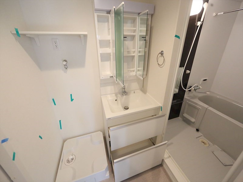 洗面設備　脱衣所　独立洗面台（シャンプードレッサー付）収納スペース有