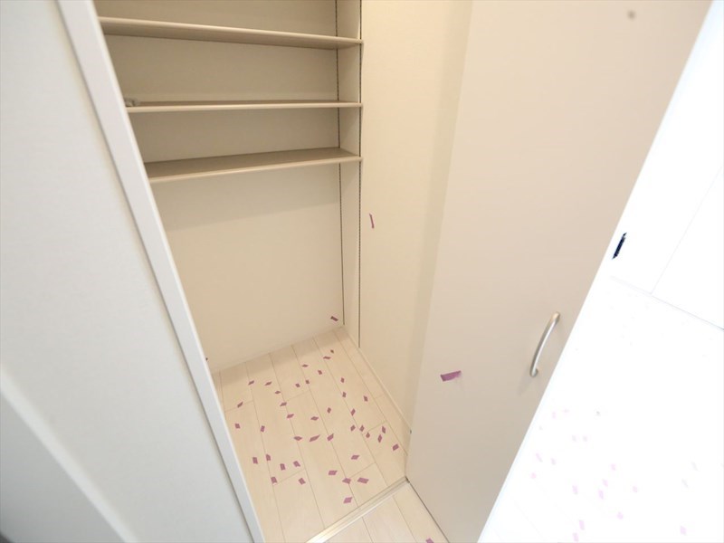 玄関　玄関　シューズクローク付（収納充実してます）