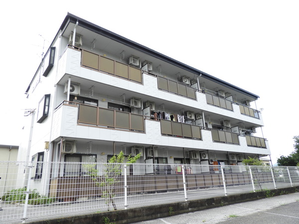 建物外観　３階建てマンション
