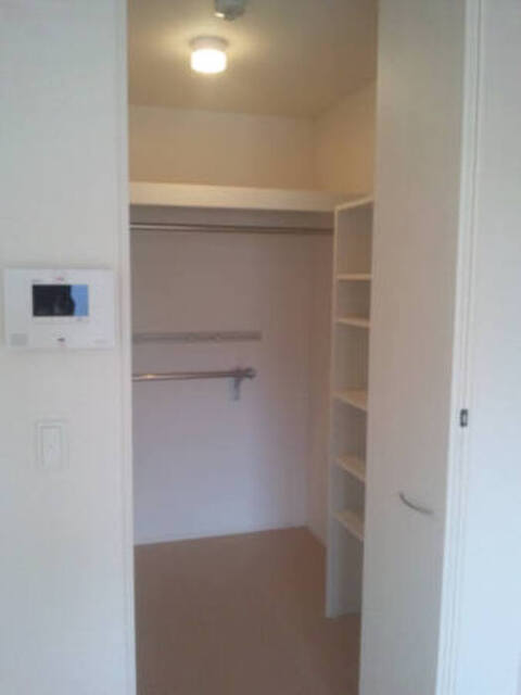 収納　ウォークインクロゼットには棚、ハングバー、ハンガーパイプが付