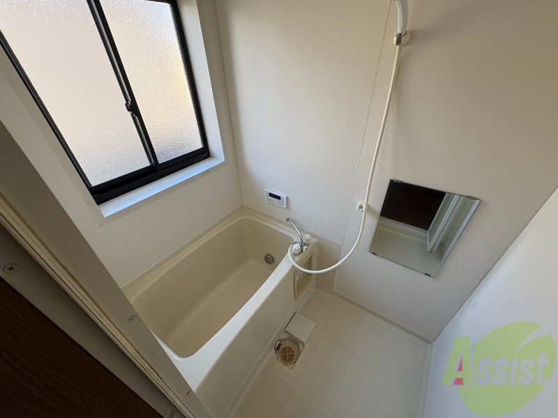 バス・シャワールーム　浴室はこちらのユニットバスです。一日の疲れを癒しましょう。