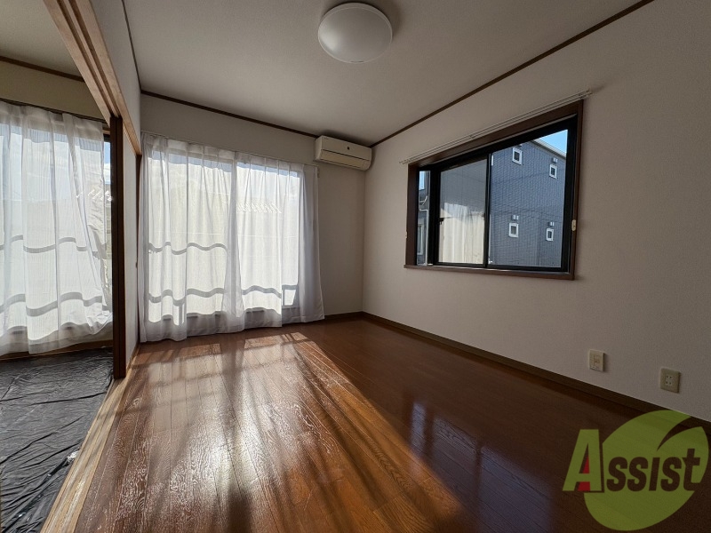 その他部屋・スペース　南向きの大きめの窓から日差しがたっぷり入る明るいお部屋です。