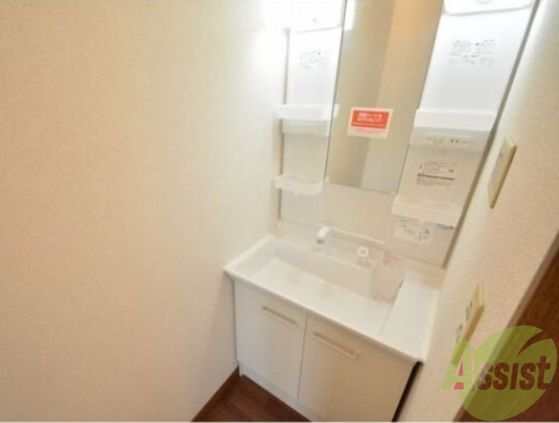 洗面設備　洗面台はこちら、広々して使いやすそうですね。