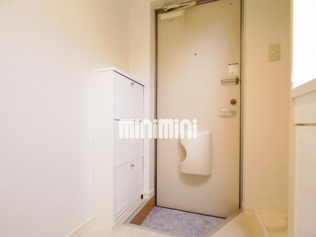 玄関　真っ白な靴箱もあります