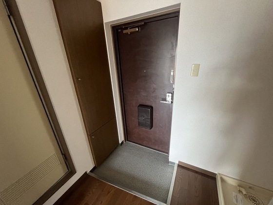 玄関　※別号室の写真です