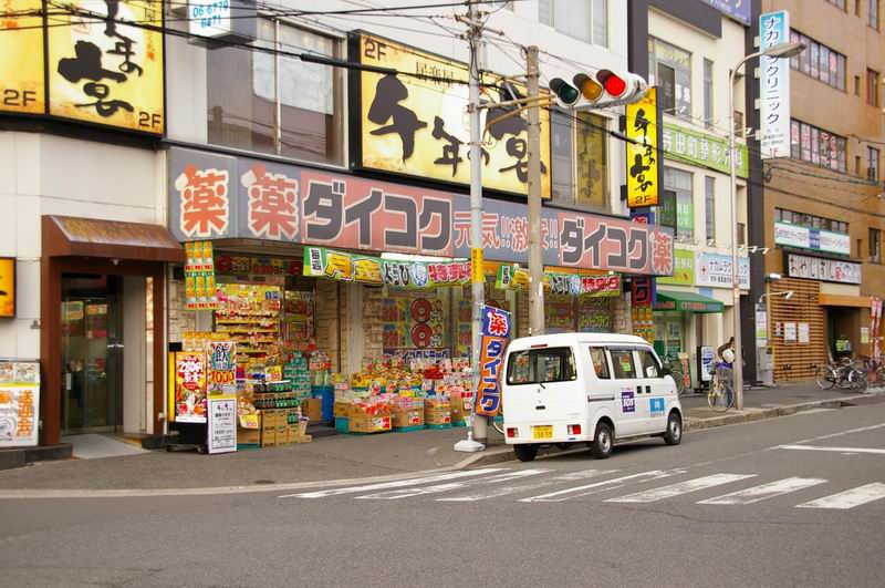 ドラックストア　ダイコクドラッグ　寺田町駅前店（ドラッグストア）まで374m