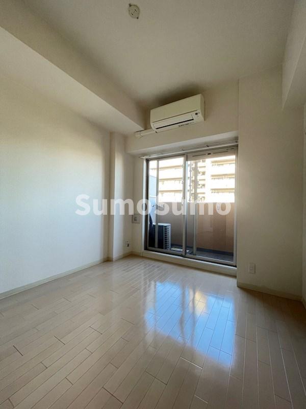 その他部屋・スペース　落ち着いた色調の寝室です