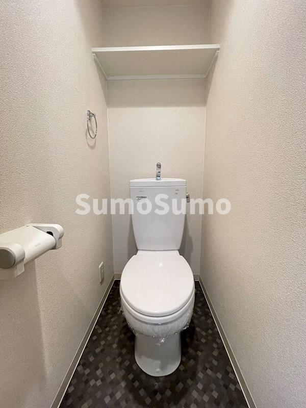 トイレ　落ち着いた色調のトイレです