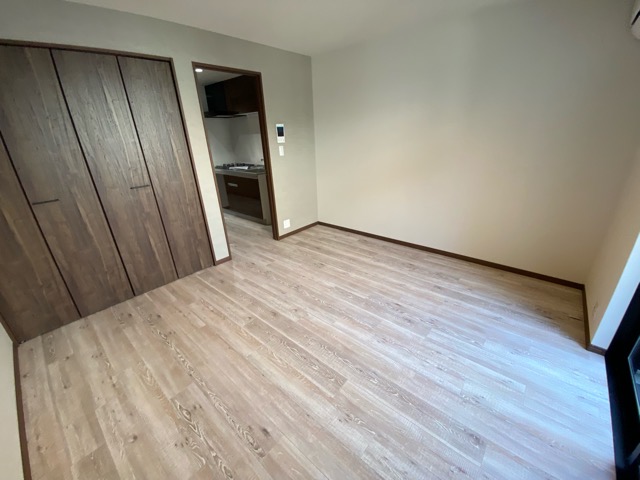 居室・リビング　大きなクローゼットのあるリビングです♪