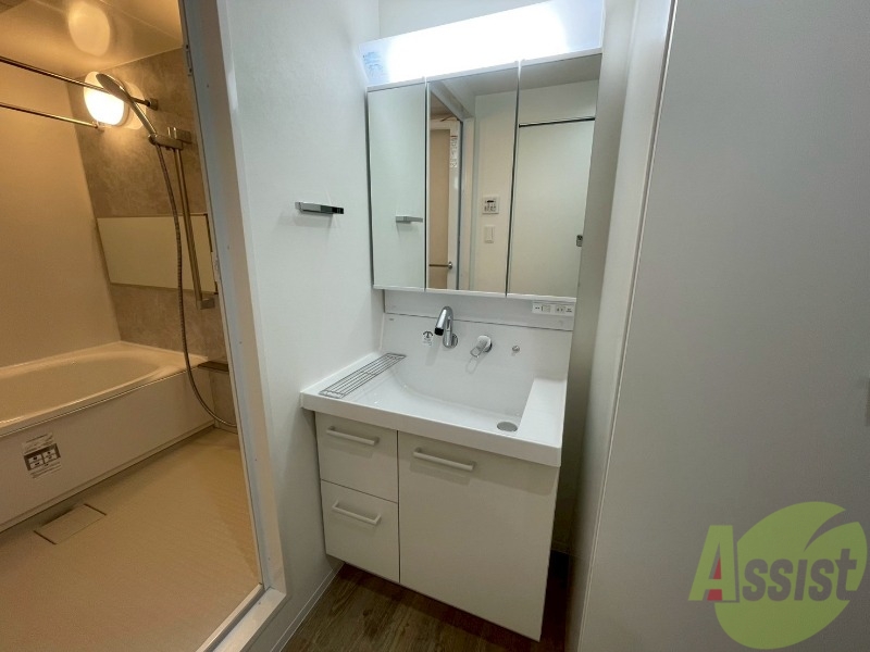 洗面設備　大きくて使いやすそうな独立洗面台になっています。