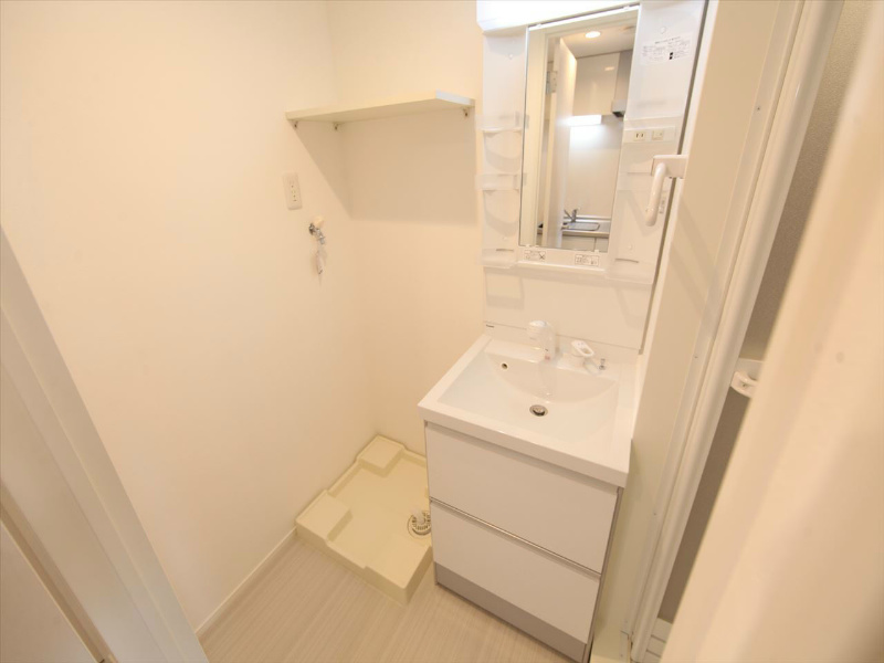 洗面設備　脱衣所　独立洗面台（シャンプードレッサー付）収納スペース有
