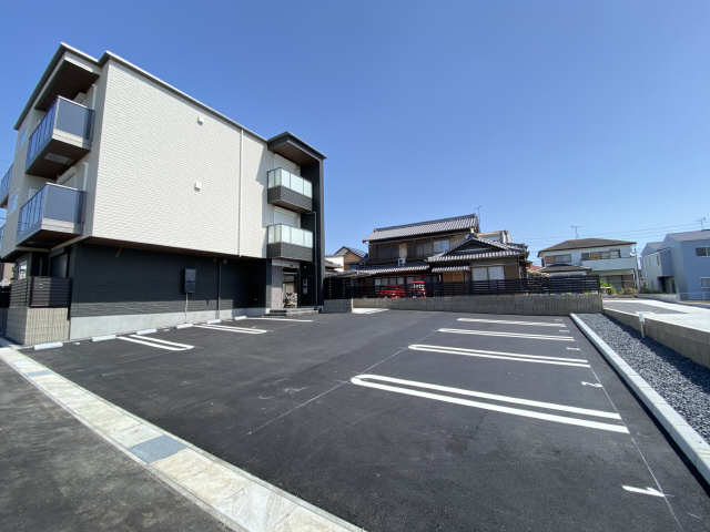 駐車場　駐車場の線引きはゆったりUラインを採用