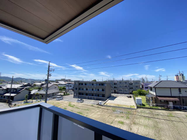 眺望　バルコニーには軒をしっかり確保　多少の雨なら濡れません