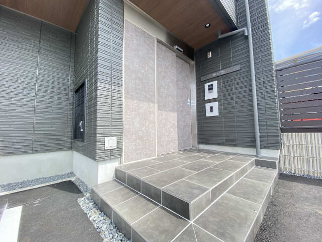 エントランス　自動ドア採用で開閉の手間を軽減