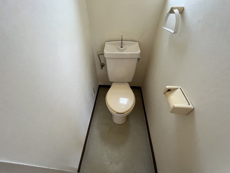 トイレ　写真はクリーニング前になります。