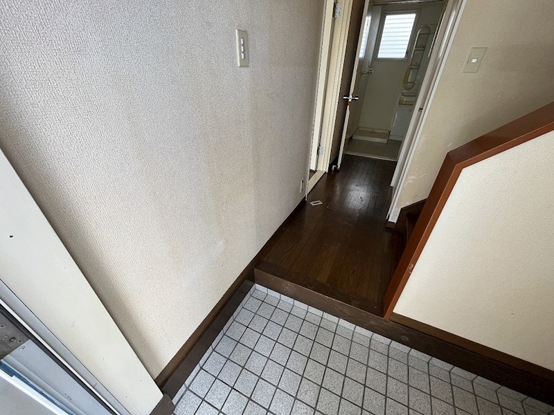 玄関　写真はクリーニング前になります。