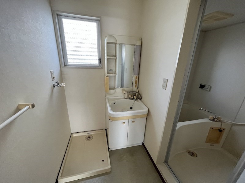 洗面設備　写真はクリーニング前になります。