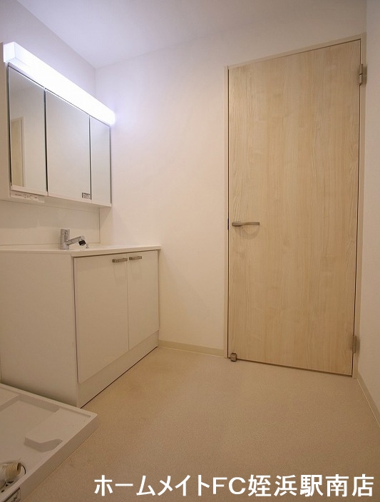 洗面設備　★三面鏡付きシャンプードレッサーです♪★三面鏡付き