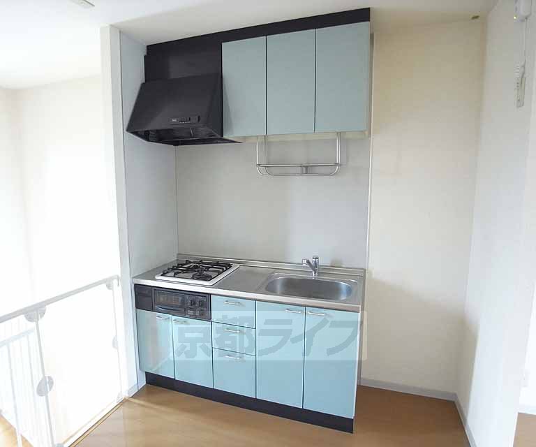 キッチン　水色のオシャレなシステムキッチンです。