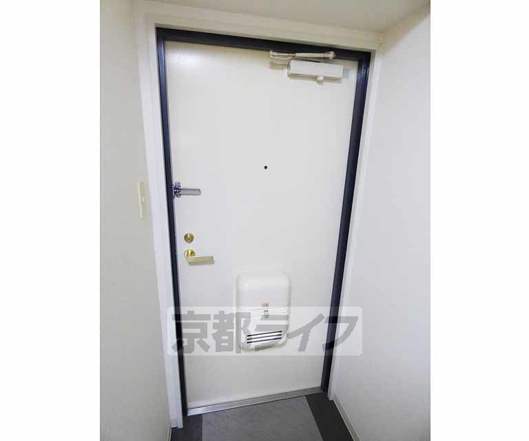 その他設備　郵便受け付きのドアです。