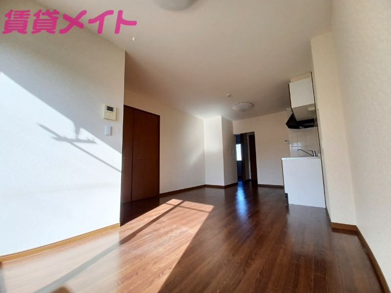 居室・リビング　別部屋反転参考写真です。