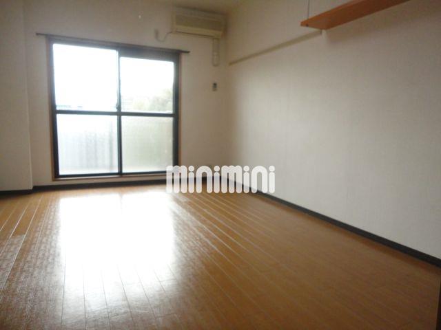 居室・リビング　明るい洋室