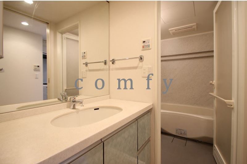 洗面設備　清潔感のあるパウダールーム