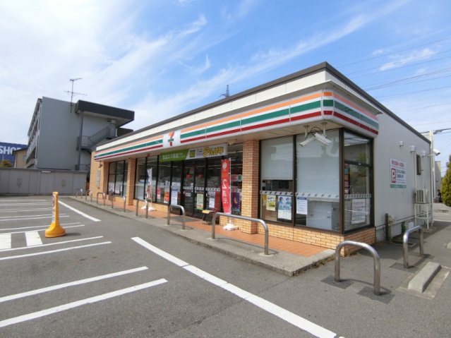 コンビニ　セブンイレブン（コンビニ）まで400m