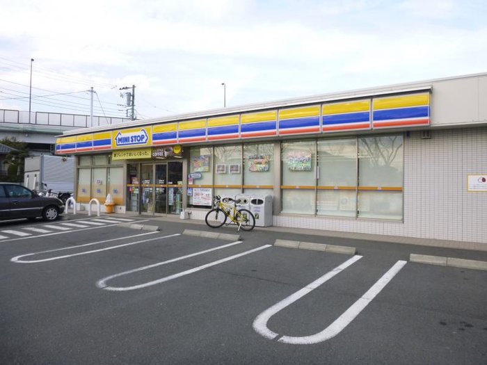 コンビニ　ミニストップ藤沢城南店（コンビニ）まで300m