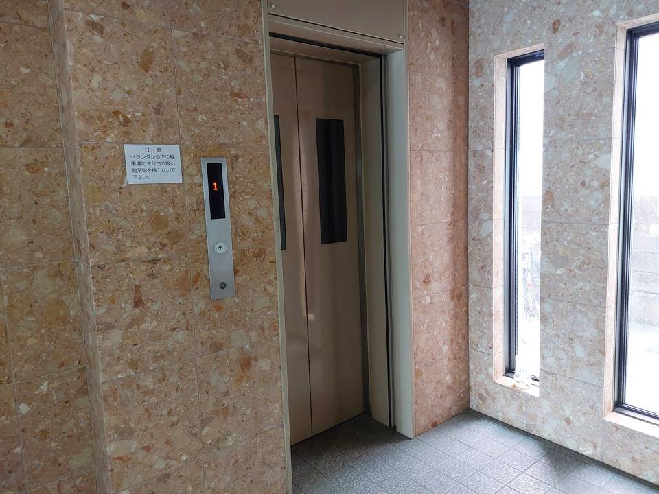 エントランス　エレベーター