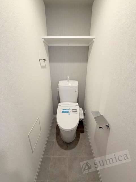 トイレ　人気アイテムの温水洗浄便座。清潔感のあるトイレです。