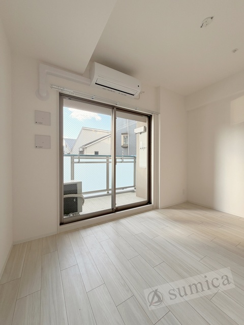 バルコニー　おおきな窓で明るさを演出。