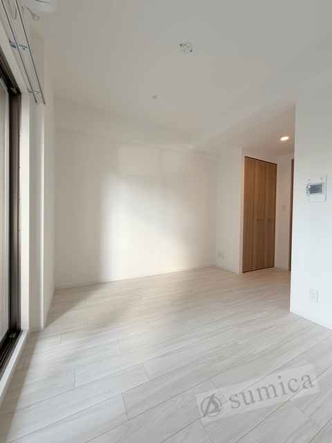 居室・リビング　ホワイトベースで明るい内装♪階数により色が建具の色が異なりま